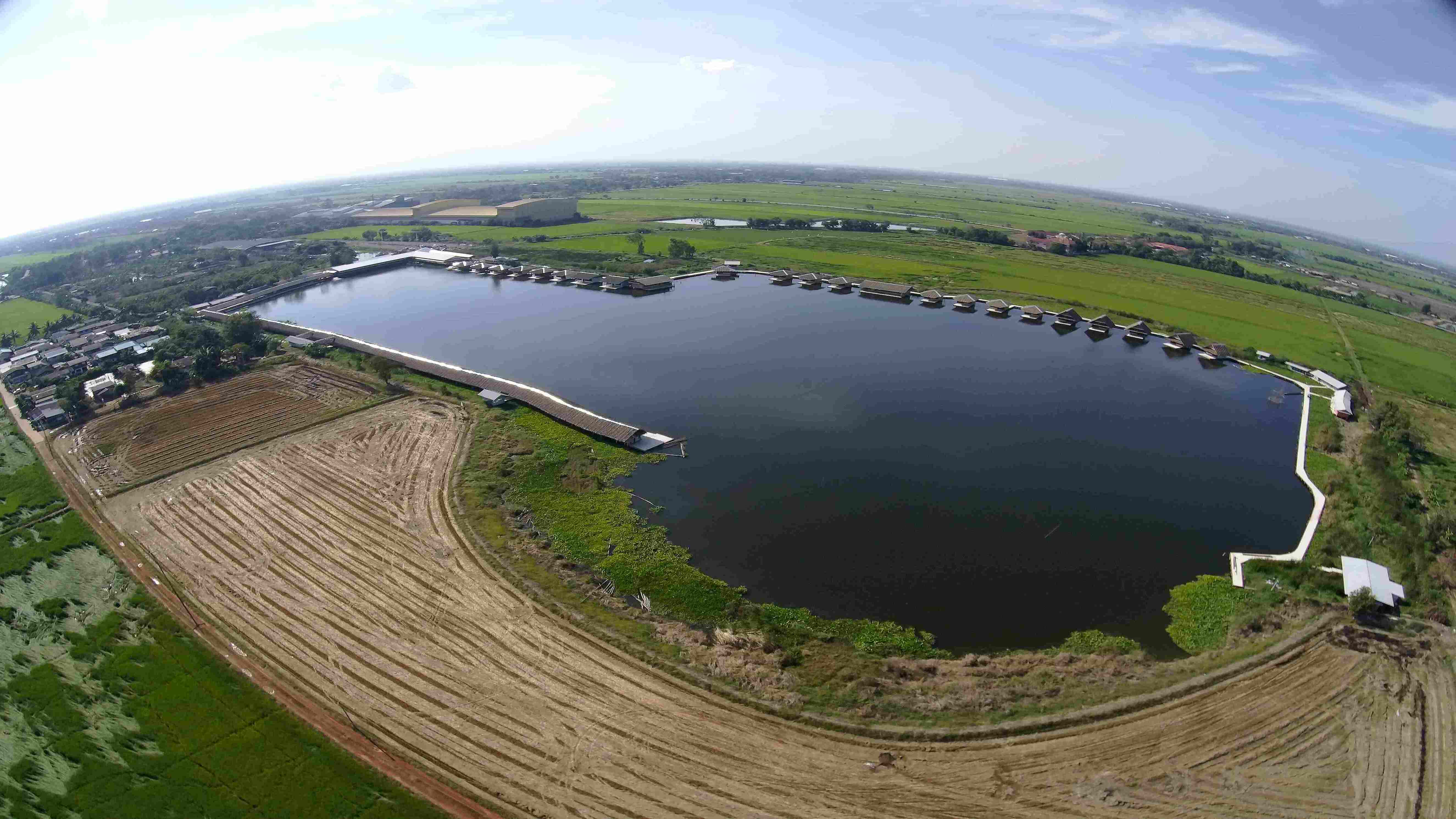 Our expansive 138,000 square meter lake is stocked with over 40 fish species, including more than 40,000 Mekong Giant Catfish up to 200 kg and 4,000 Giant Siamese Carp up to 100 kg. With a fishing license, you can fish from our community pier or one of our 29 private bungalows.